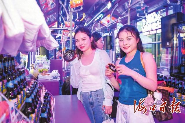 公交车上也能蹦迪K歌？海口这辆巴士超嗨的→