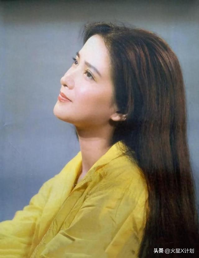 何晴住院照曝光，瘦了也浮肿了，与过往判若两人	，好友曝去世细节