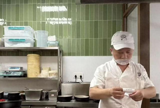 上海的小吃一条街在那里（菜包25元阳春面8元天钥桥路美食一条街新添网红店）