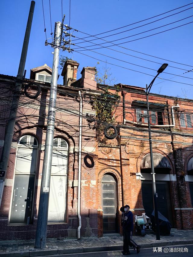 冬日暖阳里的上海街景