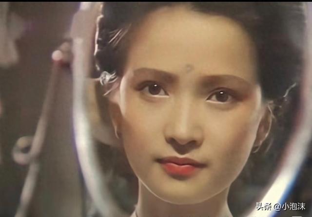 与许亚军离婚后，儿子成了何晴的精神寄托	，与脑瘤抗争十年未诉苦