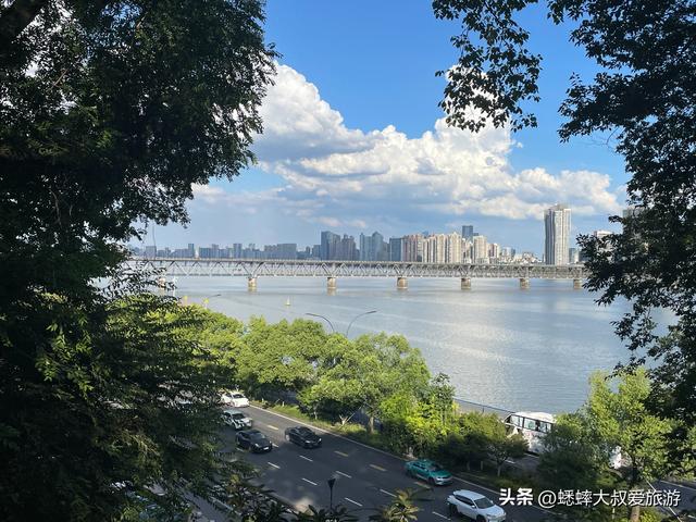 杭州千年古塔彻底火了，每层都长满了美女，秋日中，快拍人生照片