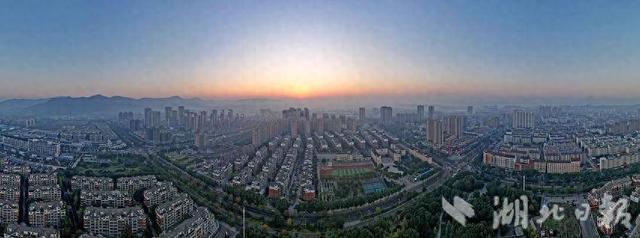 行走京山丨霞光薄雾映照斑斓城景