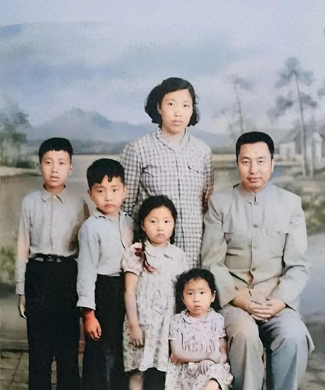 华国锋夫人韩芝俊有多美？1961年全家在长沙留影，30岁她端庄贤惠