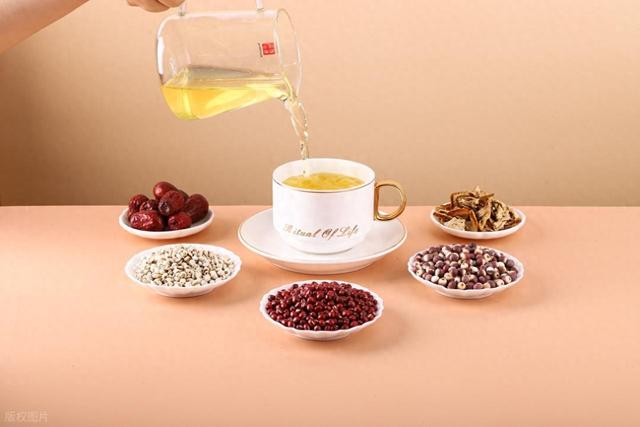 喝芡实红豆薏米茶的好处和禁忌（揭秘芡实红豆薏米茶这些功效要知道）