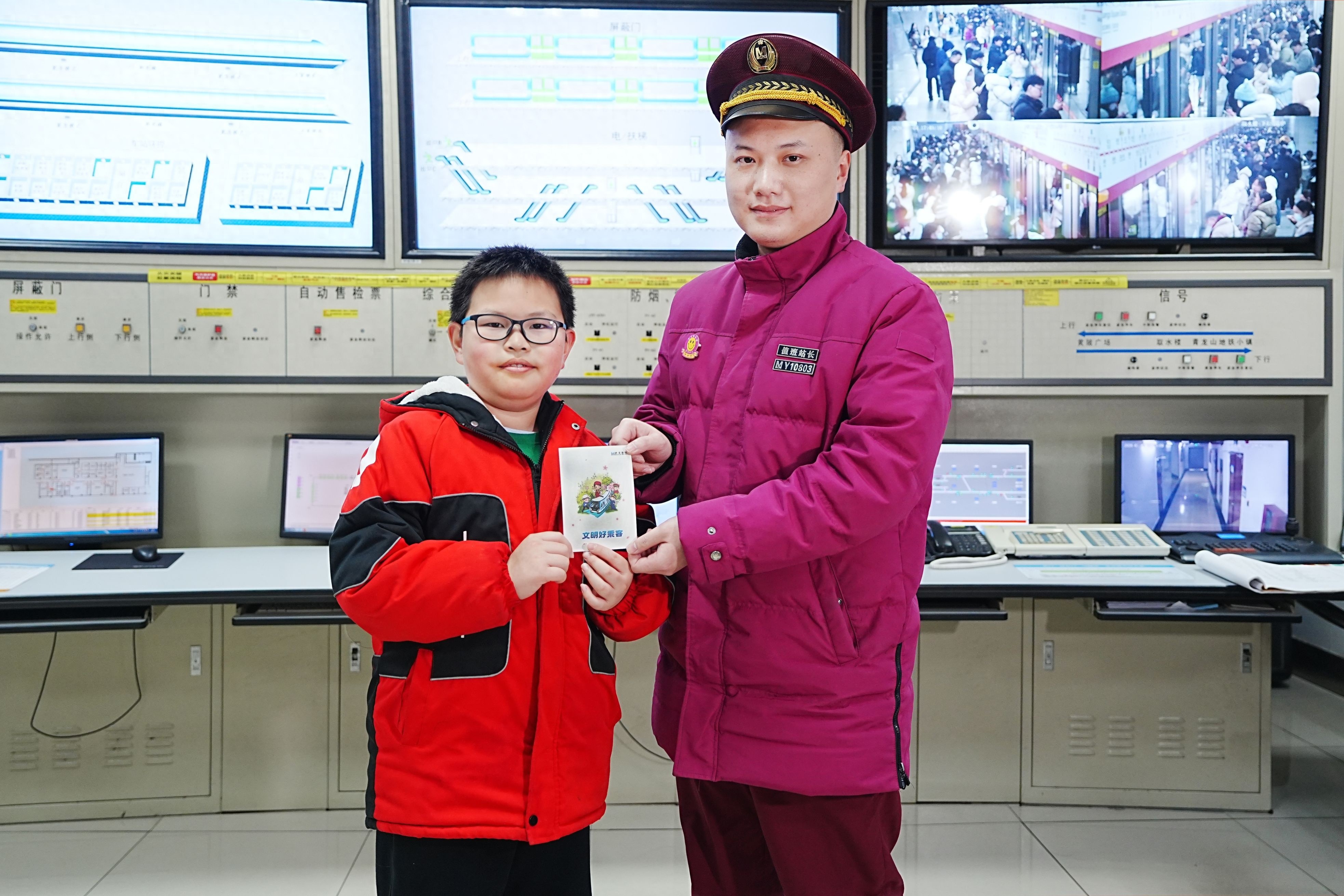 10岁男孩捡到9200元现金 武汉地铁送上今年首张“文明好乘客”纪念卡片