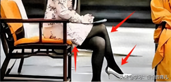 真没想到，释永信刚塌房，最先被牵连的竟是李湘的“黑丝短裙照”