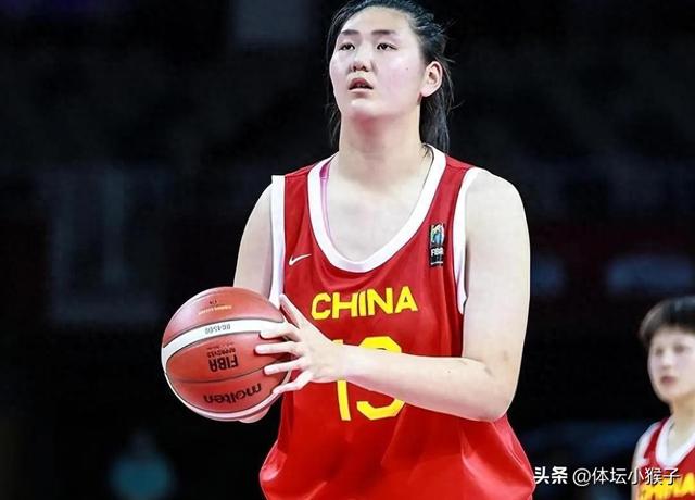 中国女篮5分险胜！王思雨狂砍21分，宫鲁鸣点名表扬，太需要李梦