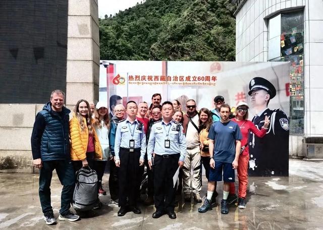 樟木口岸迎来首批免签俄罗斯旅客