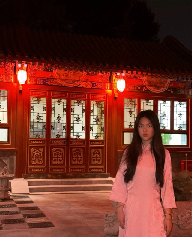 王诗龄晒自家北京小院，大半夜穿旗袍拍照，面无表情上演中式恐怖