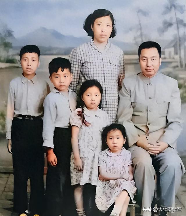 华国锋夫人韩芝俊有多美？1961年全家在长沙留影，30岁她端庄贤惠