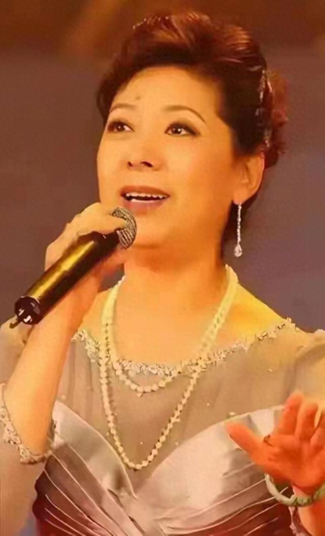 国家一级演员 女中音歌唱家 关牧村