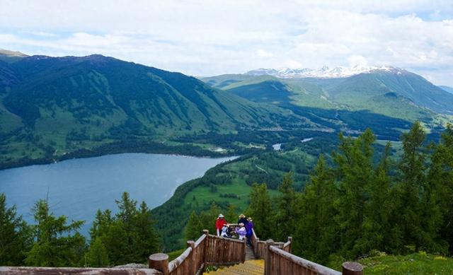 新疆与俄罗斯交界有个县，出了三个世界级景点，风景绝美不输瑞士
