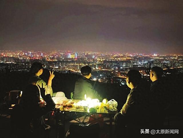 太原：市民登上万亩生态园观夜景