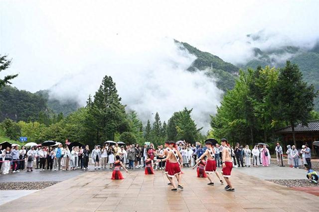 法国旅游联合会主席称，回国后就向法国游客推介“华中屋脊”之美
