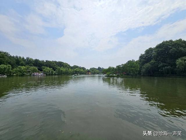 扬州廋西湖，河水，凉亭，假山，小桥，行人，一步一景，步步皆景