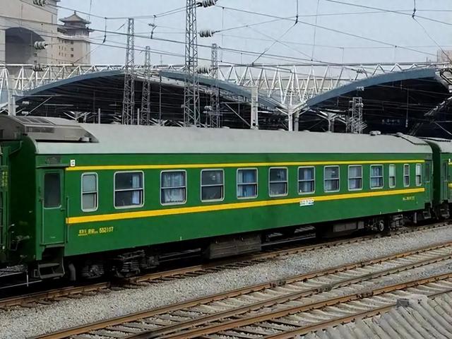 坐高铁4小时680元，坐绿皮火车14小时170元，果断选择坐绿皮火车