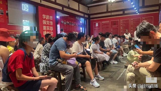 背诵《滕王阁序》免票游览，取号游客坐满排队大厅！滕王阁：高峰期半小时就被抢光