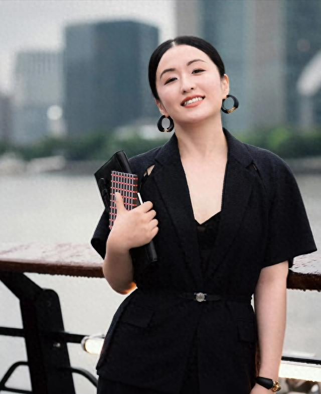 官媒点名秦雯仅1天，令人担心的事接连发生，遭殃的何止冯绍峰