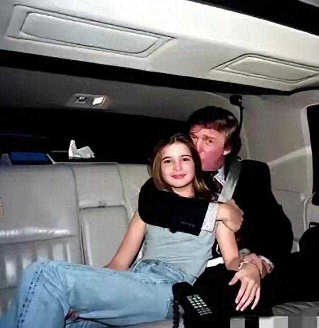 1995年，14岁的伊万卡和父亲在房车内留下这张老照片	。​​