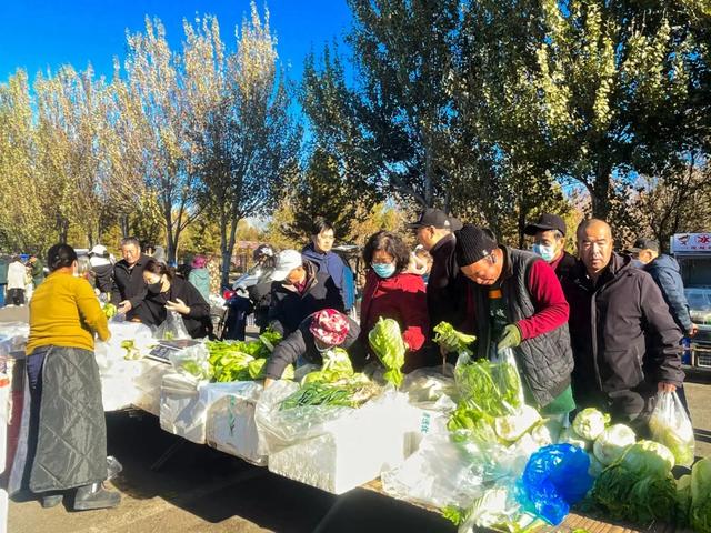 秋色满筐 早市上的色彩交响