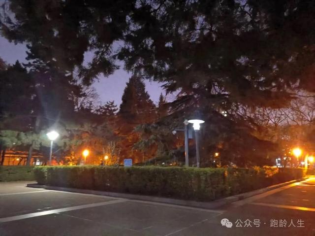 升温之夜与间歇跑：一个人的节奏，一群人的广场