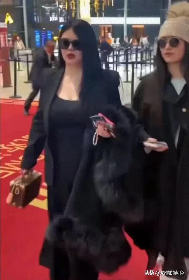 李湘一家人现身机场 穿黑色也遮不住肉肉 这得有200斤了吧
