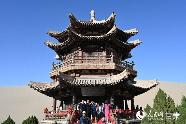 【甘快看】甘肃敦煌：驼铃悠悠 大漠秋景醉游人