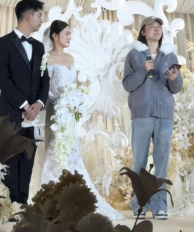 里子面子全丢了！吴艳妮出席姐姐婚礼抢尽风头，体面被撕个粉碎