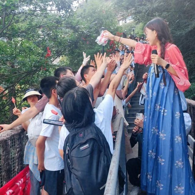 华山：排队也能嗨翻天？北峰索道这波操作我给满分！
