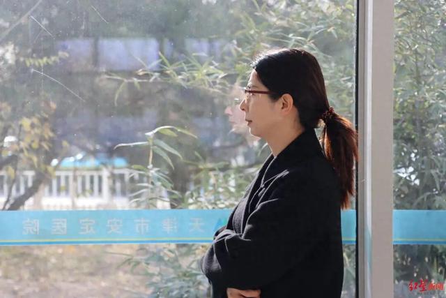 “出差遭老板性侵”当事人崔丽丽，穿着“血衣”出庭后又遭网暴：下次开庭还会正大光明地穿；女儿：妈妈，错的不是你