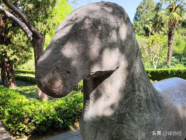 三访明孝陵，地宫藏在石头山下十分坚固，孙仲谋为其守门