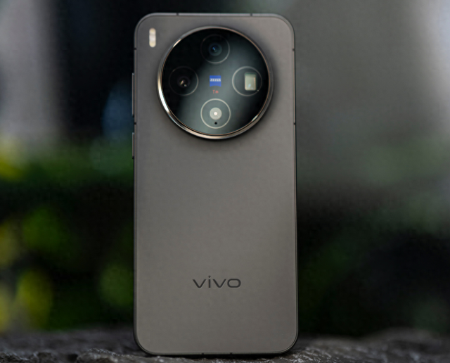 vivo X300好，还是小米17更强！相差100元，配置分析对比