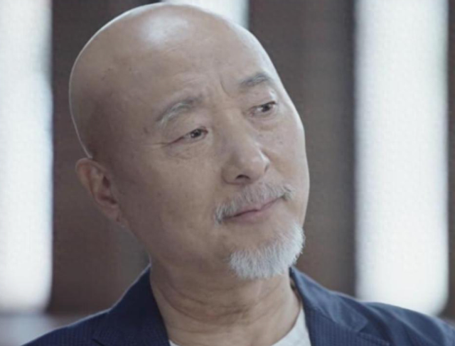 前央视春晚总导演，两字锐评《戏台》，狠狠给陈佩斯出了口窝囊气