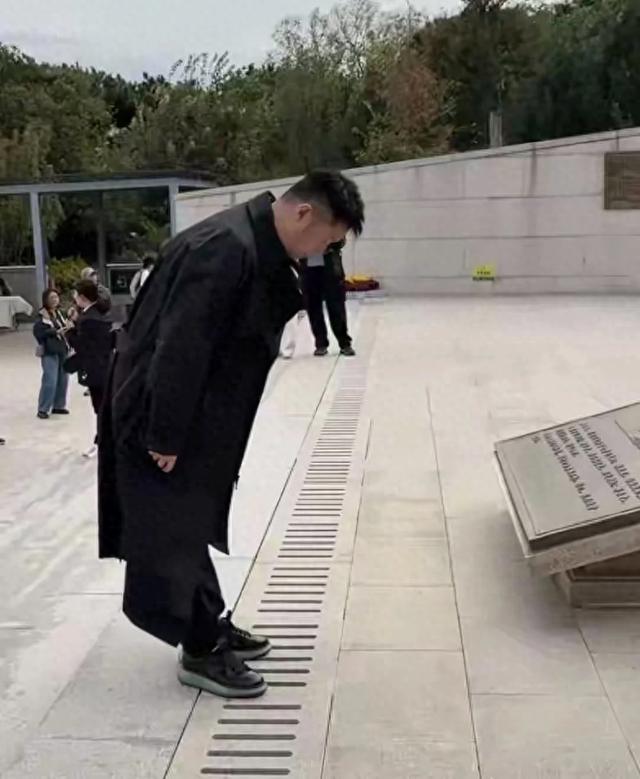 《沉默的荣耀》爆火后，演员没上热搜，却偷偷去了这个地方