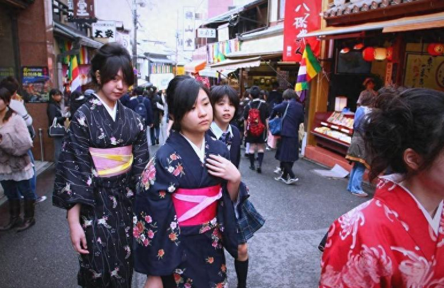 中日目前形势急转直下，如今上海五万日本人，究竟该何去何从