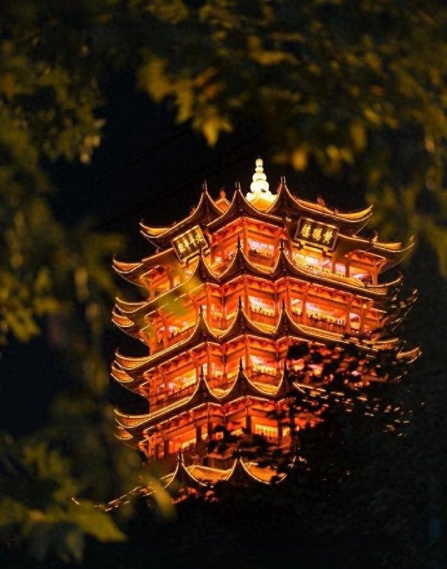 武汉夜幕降临，寒风中一个温暖故事，让我明白了什么叫做希望