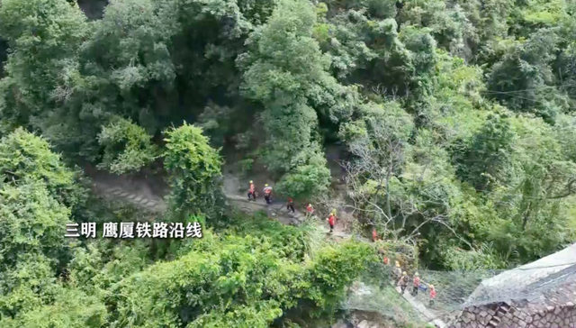 高温下的坚守——铁路线上的“攀岩者”
