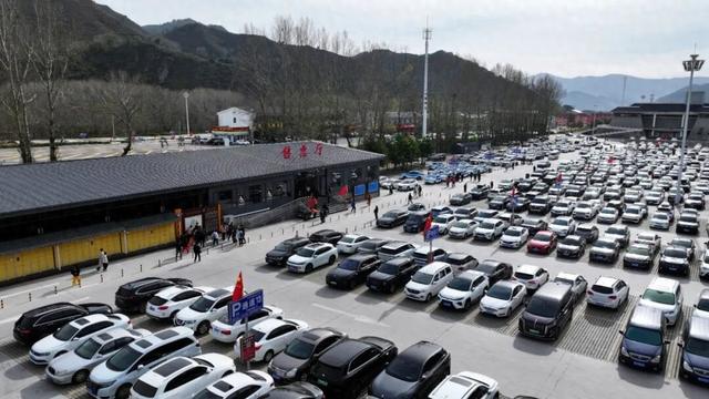 五台山国庆首日洋溢“中国红” 游客畅享金秋古建美景
