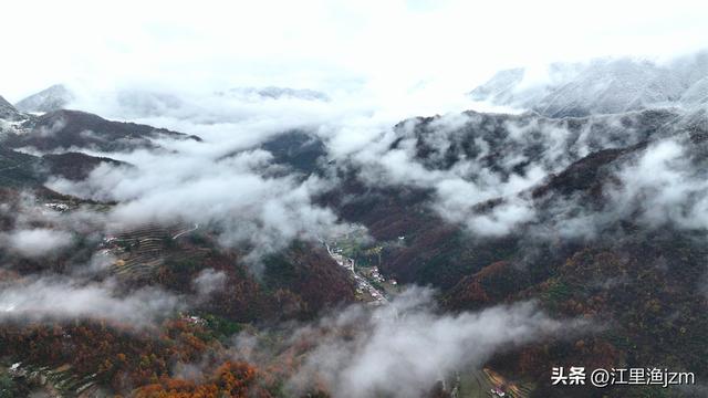 雾弥山峦