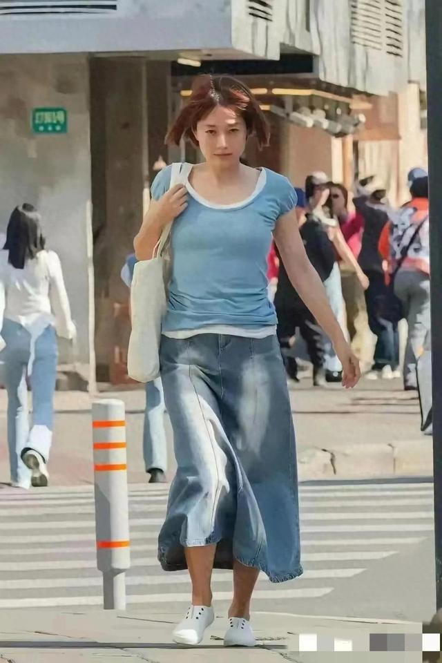 网友街头遇马伊琍，快50岁了 乍看像老阿姨 不过细瞧还是很耐看的