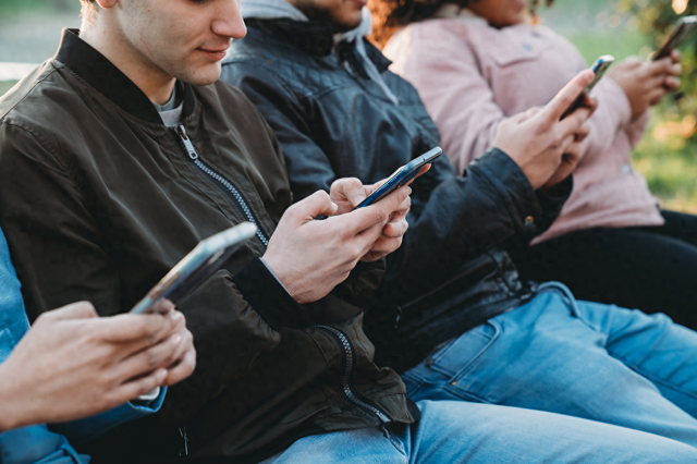 旗舰机疯狂降价，千元机配置“越级”，中端机被两头夹击，太难了