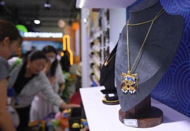 服贸会昌平展区人气足：凤冠冰箱贴断货 小诺机器人互动忙