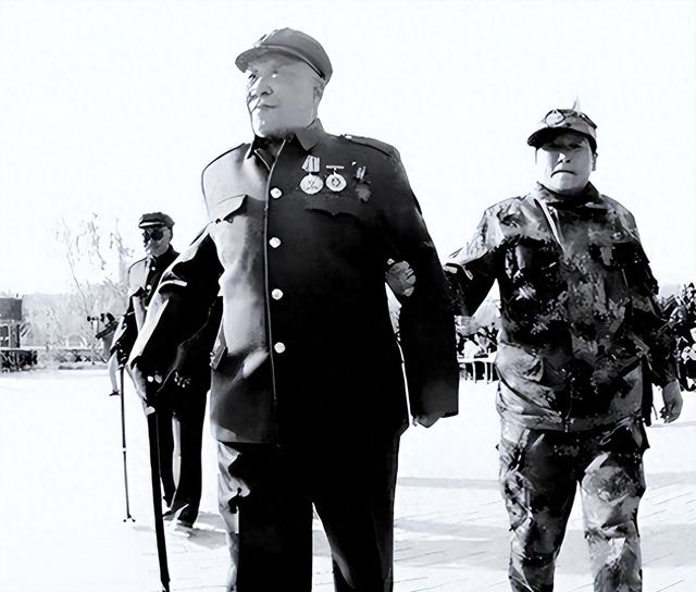 1970年老人去部队看儿子被哨兵拦下，老人：让你们师长跑步来见我