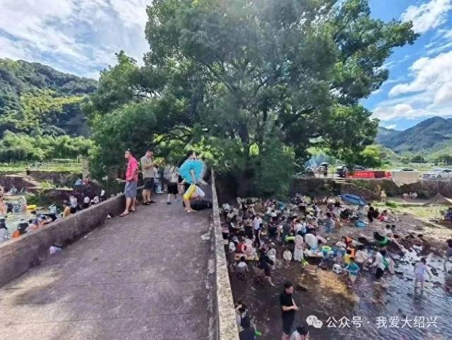 绍兴平水王坛但凡有条溪流的，都被城里人占据了！人多的像下饺子