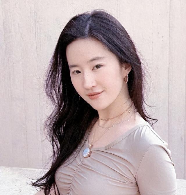 刘亦菲游轮美照火了：度假肥得显副乳，马甲线倒还在！