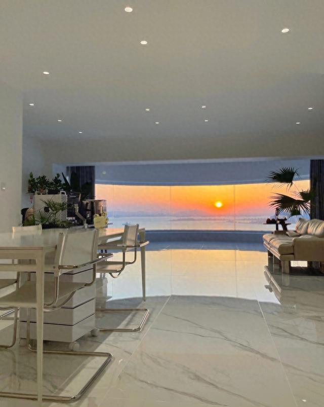 山东发现一户人家，因9米海景阳台走红，家里舒适得让人羡慕