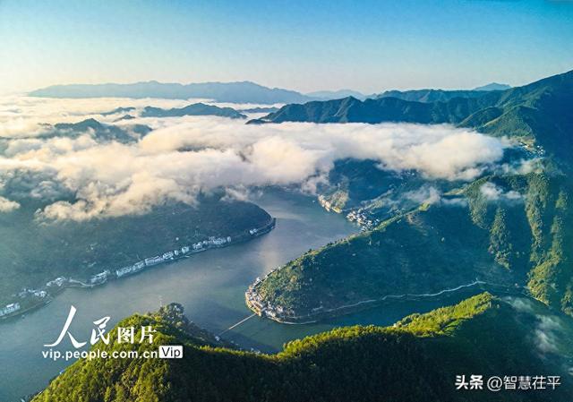 安徽歙县：新安江畔初秋晨韵