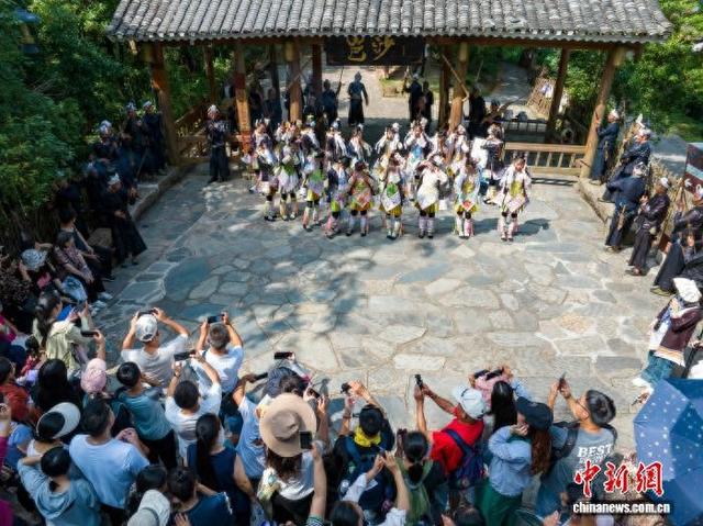 贵州岜沙苗寨迎来暑期旅游旺季