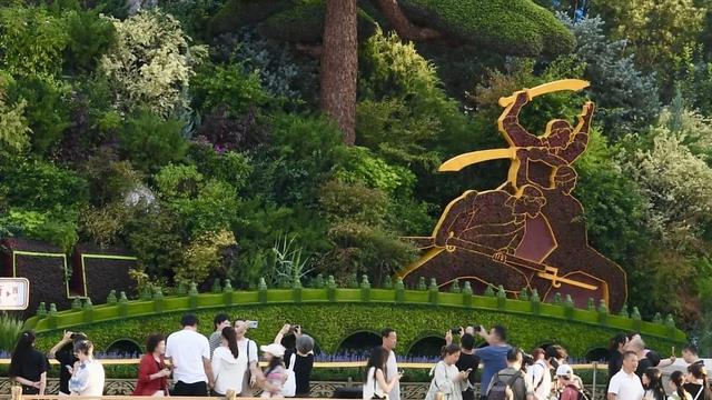 卢沟桥小狮子“跃入”花丛述历史！长安街主题花坛背后还有着这样的故事——